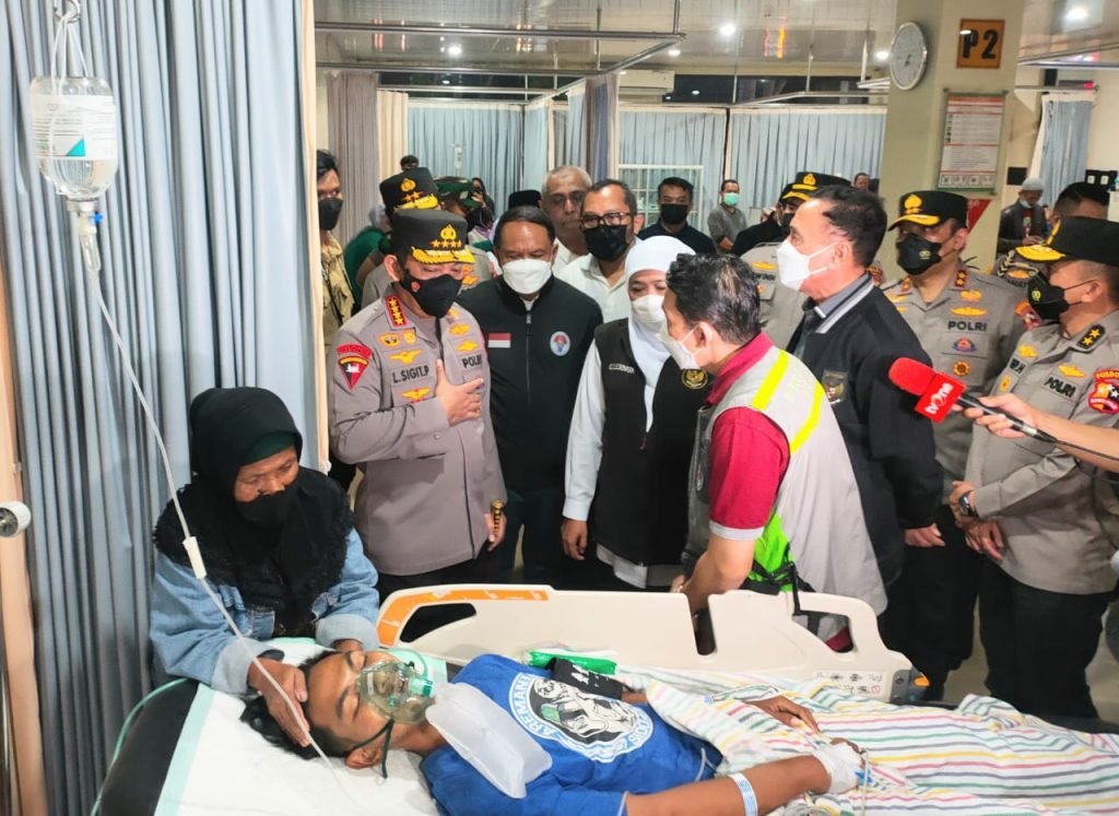 Tragedi Kanjuruhan, Menpora Amali Bersama Kapolri Jenguk Korban Luka dan Takziah ke Rumah Duka Korban Meninggal Dunia