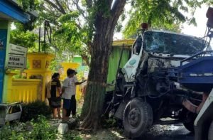 Truk Trailer Tabrak Pohon di Tuban, Diduga Sopir Tertidur Saat Mengemudi