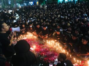 Pasca Tragedi Kanjuruhan, Ratusan Suporter Sepakbola di Mojokerto Gelar Doa Bersama