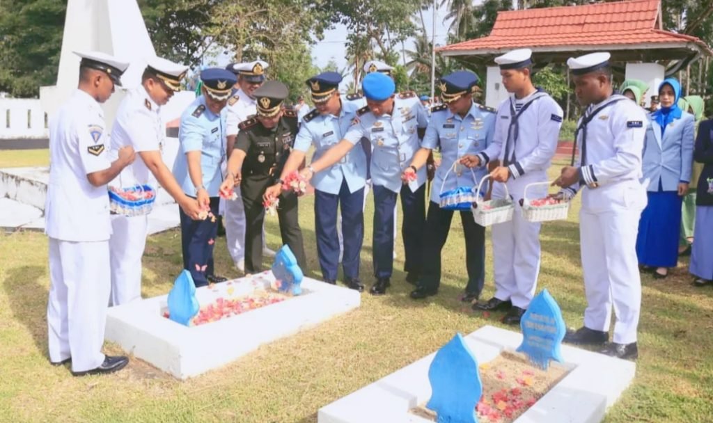 Jelang HUT TNI Ke 77 Personel Lanud Leo Wattimena Ziarah Ke Makam Pahlawan 
