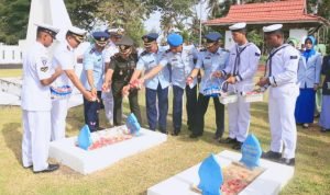 Jelang HUT TNI Ke 77 Personel Lanud Leo Wattimena Ziarah Ke Makam Pahlawan 