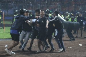 Polisi Wajib Tau! Beda Pengamanan Saat Demo dan Pertandingan Sepakbola