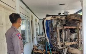 Truk Muat Besi Tabrak Rumah Makan di Magetan, Pengemudi Patah Kaki