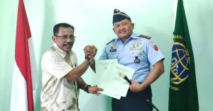 Kepala Kantor BPN Jailolo Halbar Berikan 3 Serifikat Tanah Negara kepada Komandan Lanud Leo Wattimena