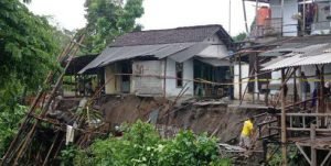 Imbas Banjir, Sejumlah Rumah di Blitar Nyaris Longsor