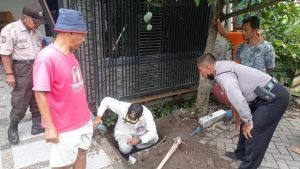 Asap Misterius Keluar dari Tanah Bikin Heboh Warga Sidoarjo