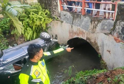Mobil, Terjun ke sungai,
