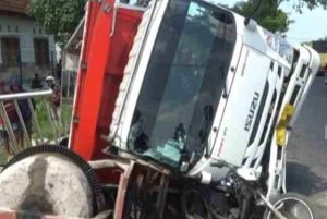 Truk Terguling Timpa Dua Pekerja Proyek di Ngawi, Korban Dilarikan ke Puskesmas