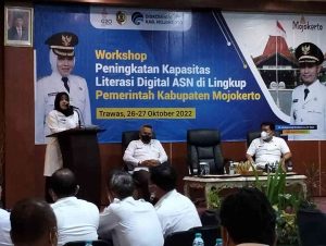 Pekembangan Teknologi Kian Cepat, Bupati Ikfina Ajarkan Literasi Digital ke ASN di Mojokerto