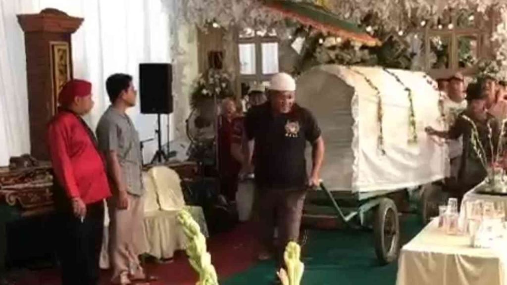 Viral, Iring-iringan Keranda Jenazah Lewat Tenda Pernikahan di Mojokerto