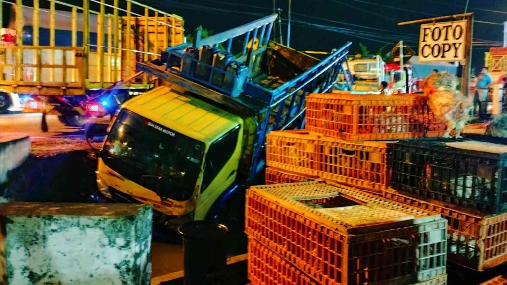 Aneh, Truk Ayam di Mojokerto Melaju Tanpa Sopir ke Sungai