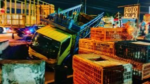 Aneh, Truk Ayam di Mojokerto Melaju Tanpa Sopir ke Sungai