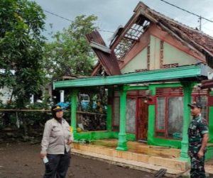 Puting Beliung Porak-porandakan Puluhan Rumah di Pasuruan