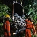 Mobil Kijang Terjun ke sungai