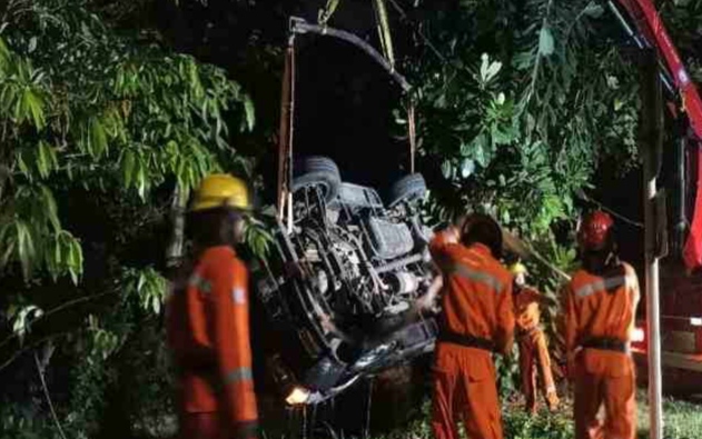 Mobil Kijang Terjun ke sungai
