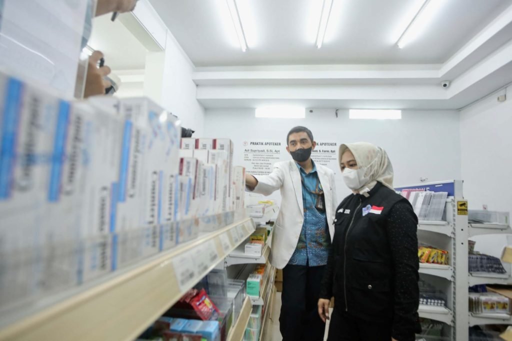 Sirup Anak Dilarang Beredar, Ning Ita Sidak Apotek di Kota Mojokerto