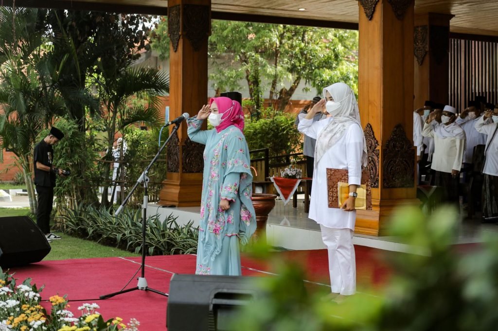 Ning Ita Pimpin Upacara Bendera Peringati Hari Santri