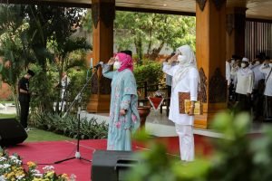 Ning Ita Pimpin Upacara Bendera Peringati Hari Santri