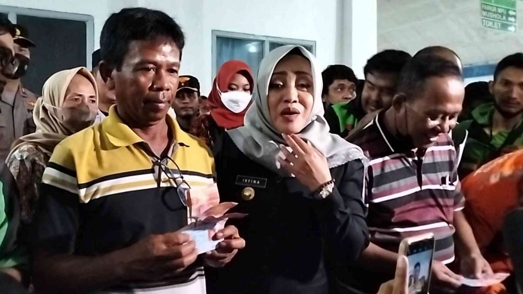 Bupati Mojokerto Salurkan Bansos BBM ke 778 Ojek Online