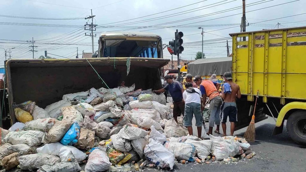 Bus Harapan Jaya Terobos Lampu Merah Picu Kecelakaan Karambol di Mojokerto