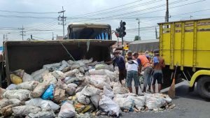 Bus Harapan Jaya Terobos Lampu Merah Picu Kecelakaan Karambol di Mojokerto