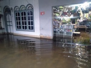 Banjir di Jalan HM Nur Koramil 17 kota Tanjungbalai Mulai Surut