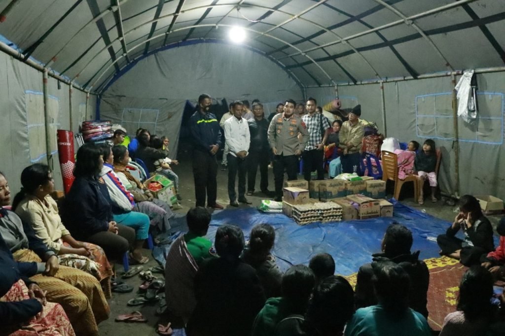 Kapolres Toba Berikan Bantuan Sembako Kepada Korban Kebakaran di Desa Sibuntuon