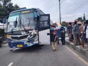 Nyelonong Potong Jalan, Pickup di Trowulan Dihantam Bus Sumber Rahayu