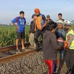 Perempuan tewas, Blitar, Tersambar kereta api