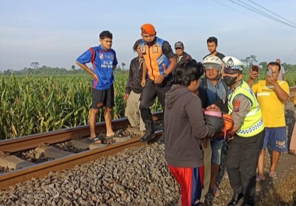 Perempuan tewas, Blitar, Tersambar kereta api