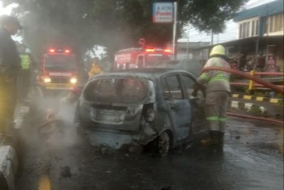 Mobil terbakar