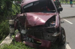 Mobil Berisi Satu Keluarga Tabrak Truk di Jombang, Diduga Sopir Hilang Kendali