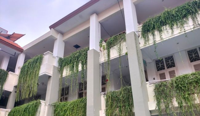 Siswi SMP Surabaya, Terjun dari lantai 2