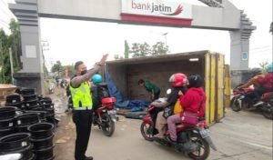 Truk Muat Onderdil Terguling di Tugu Lamongan, Diduga Sopir Mengantuk