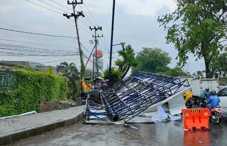 Baliho ambruk, Sidoarjo