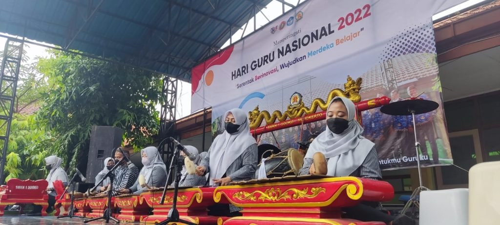 Peringatan Hari Guru Nasional SMKN 1 Sooko Mojokerto Panen Kejutan