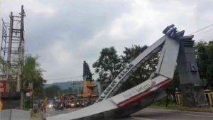 Gapura Selamat Datang Mojokerto-Pasuruan Ambruk