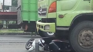 Pemotor Wanita Tewas Terlindas Truk di Pasuruan