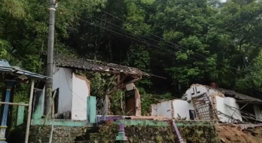 Longsor Batu Raksasa Membuat 3 Rumah di Pacitan Hancur