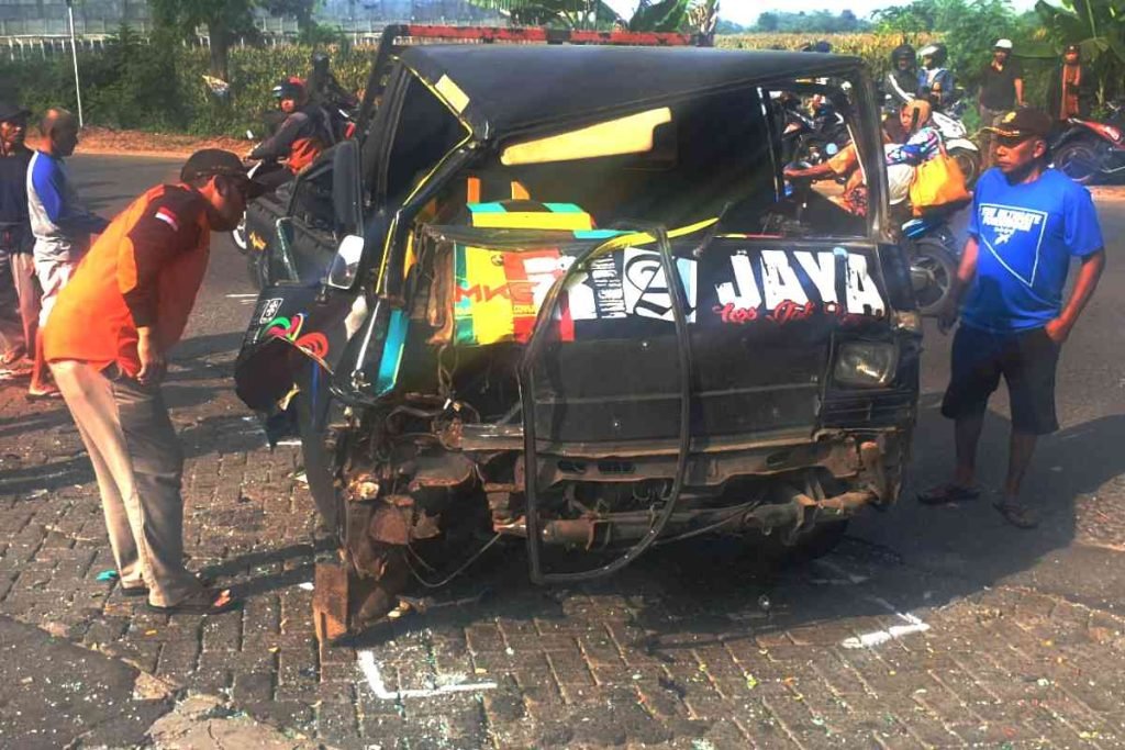 Mobil Pickup Adu Moncong dengan Dua Motor, Satu Pelajar Tewas