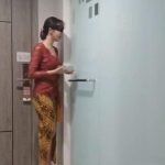 Wanita kebaya merah