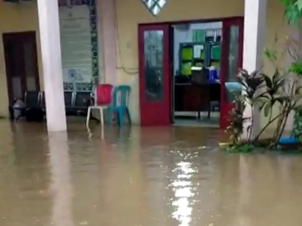 Hujan Deras, Kantor Kecamatan Hingga Permukiman Warga di Lamongan Terendam Banjir