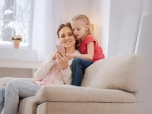 Hati-hati Bunda! Berikut Cara Memblokir Konten Dewasa di HP Demi Keamanan Anak