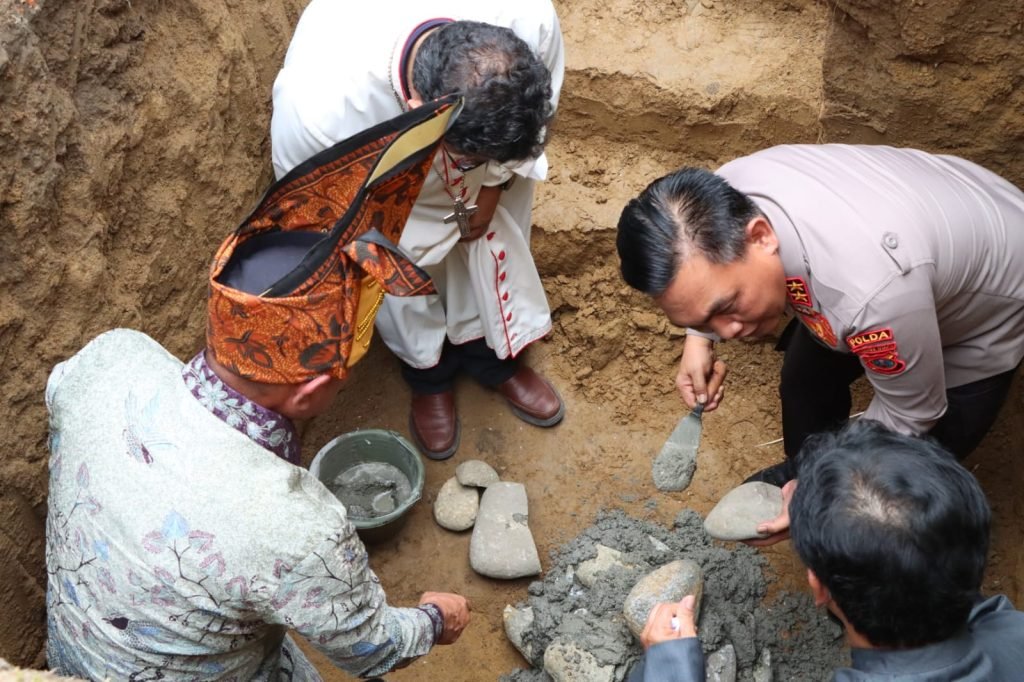 Kapolda Sumut Letakkan Batu Pertama Pembangunan Gereja Khatolik Paroki St Antonius Padua