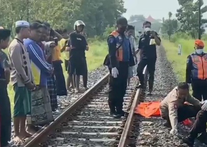 Tersambar kereta api
