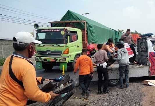Tabrak Mobil, Pemotor tewas