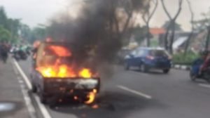 Pikap Terbakar di MERR Surabaya, Usai Ditabrak Motor dari Belakang