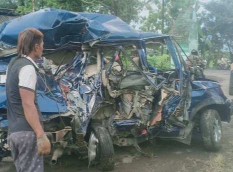 Mobil tersambar KA, Ngawi