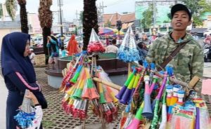 Jelang Tahun Baru, Penjual Terompet di Alun-alun Pasuruan Diserbu Pembeli