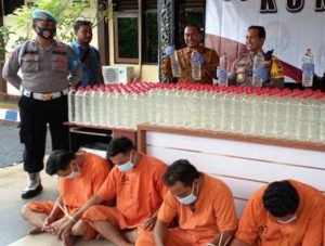 Pesta Malam Tahun Baru, Ratusan Botol Arak di Sumenep Disita Polisi